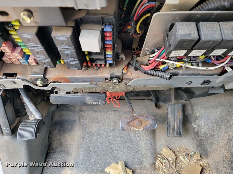 image for item JL9596 2002 Ford F350 Super Duty XL  bucket truck