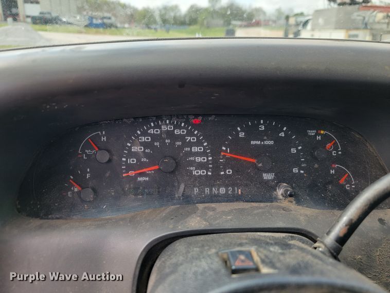 image for item JL9596 2002 Ford F350 Super Duty XL  bucket truck