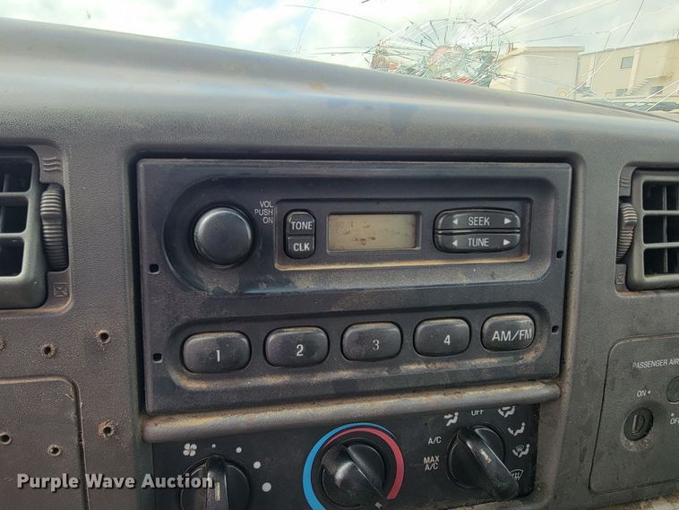 image for item JL9596 2002 Ford F350 Super Duty XL  bucket truck