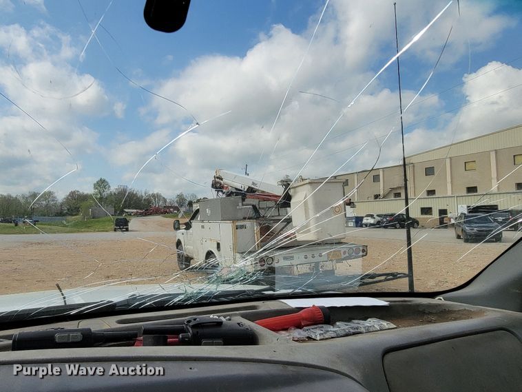 image for item JL9596 2002 Ford F350 Super Duty XL  bucket truck