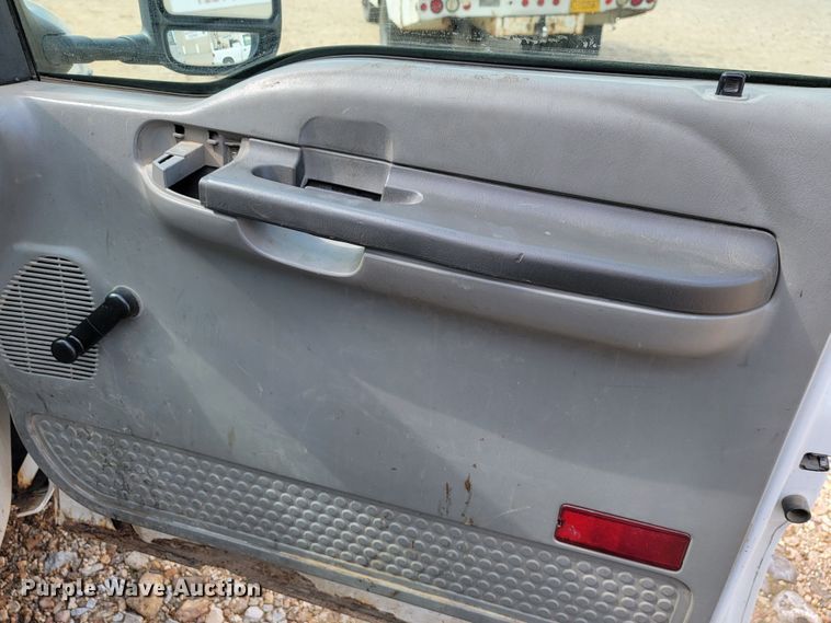 image for item JL9596 2002 Ford F350 Super Duty XL  bucket truck