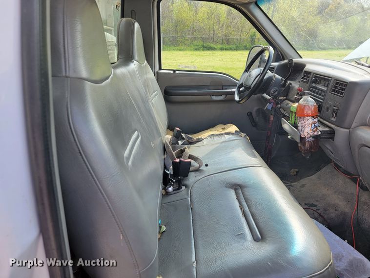 image for item JL9596 2002 Ford F350 Super Duty XL  bucket truck