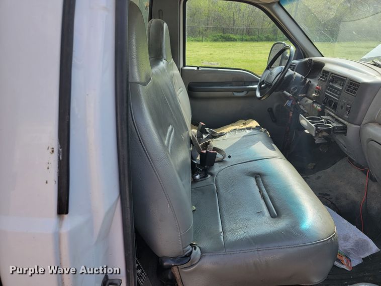 image for item JL9596 2002 Ford F350 Super Duty XL  bucket truck