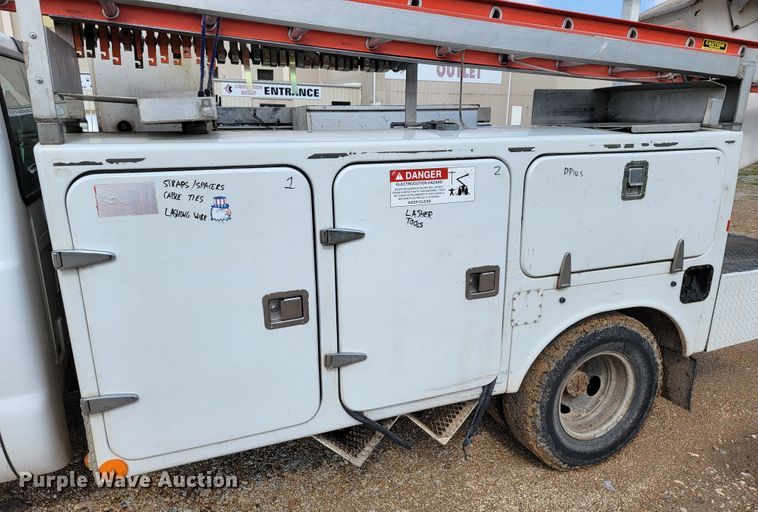 image for item JL9596 2002 Ford F350 Super Duty XL  bucket truck