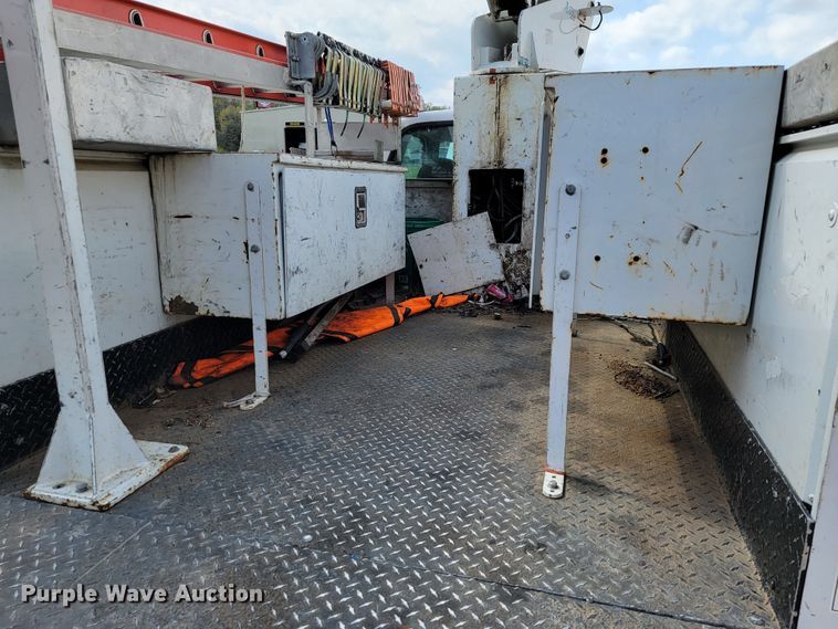 image for item JL9596 2002 Ford F350 Super Duty XL  bucket truck