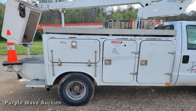 image for item JL9596 2002 Ford F350 Super Duty XL  bucket truck