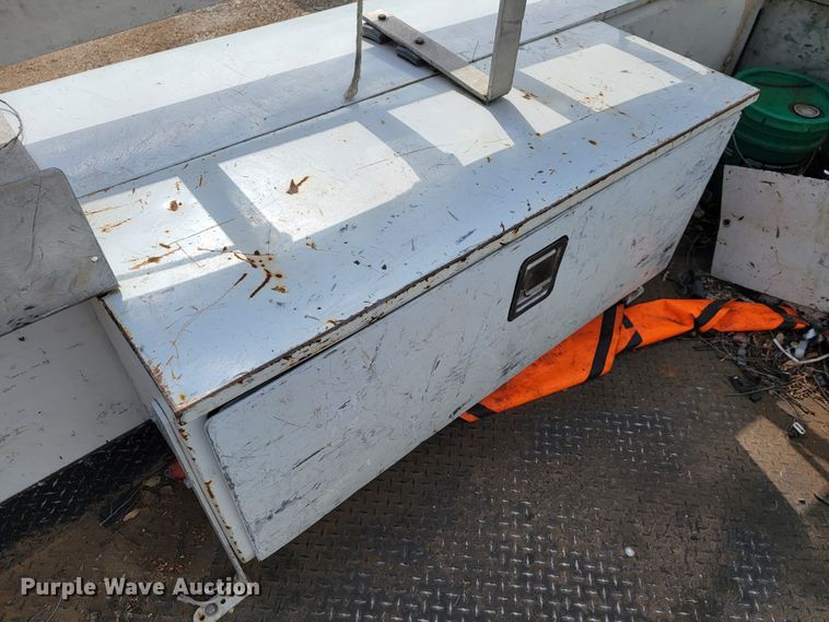 image for item JL9596 2002 Ford F350 Super Duty XL  bucket truck