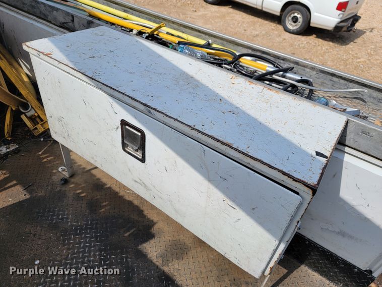 image for item JL9596 2002 Ford F350 Super Duty XL  bucket truck