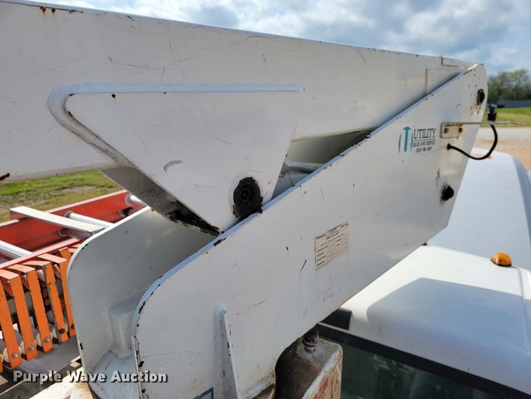 image for item JL9596 2002 Ford F350 Super Duty XL  bucket truck