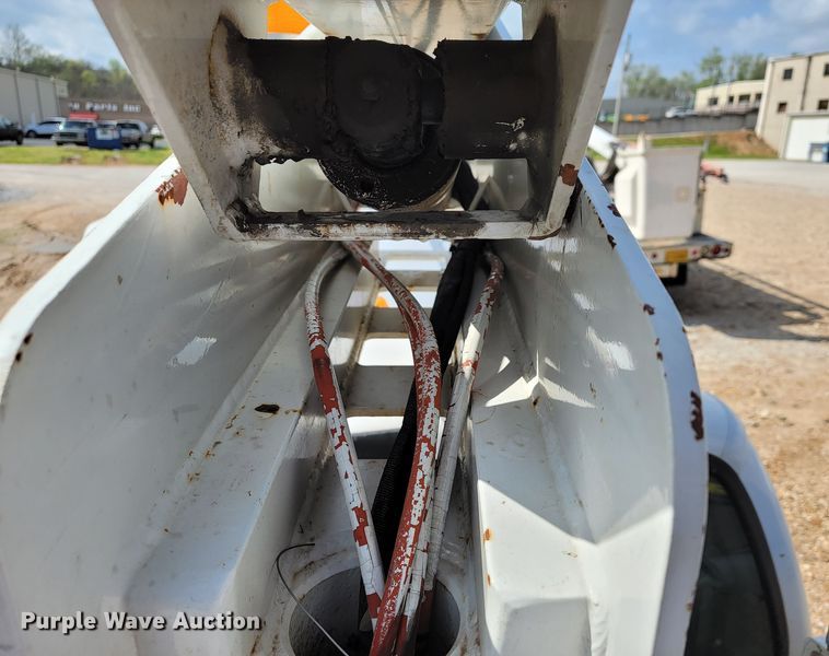 image for item JL9596 2002 Ford F350 Super Duty XL  bucket truck