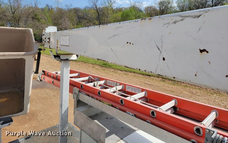 image for item JL9596 2002 Ford F350 Super Duty XL  bucket truck