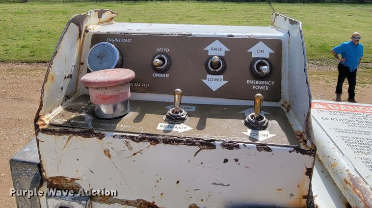 image for item JL9596 2002 Ford F350 Super Duty XL  bucket truck