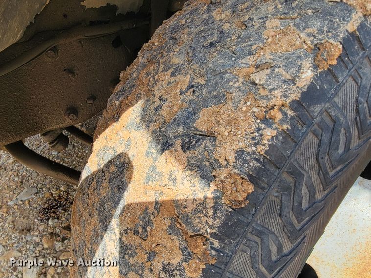 image for item JL9596 2002 Ford F350 Super Duty XL  bucket truck