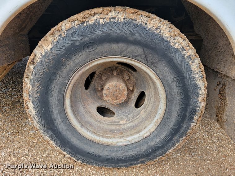 image for item JL9596 2002 Ford F350 Super Duty XL  bucket truck