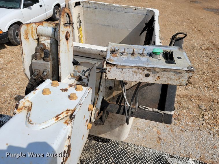 image for item JL9597 1999 Ford F450 Super Duty  bucket truck