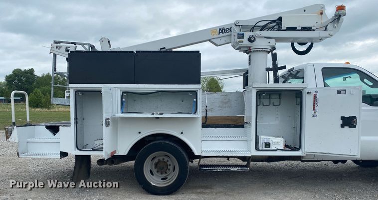 image for item JU9194 2016 Ford F550 Super Duty  bucket truck