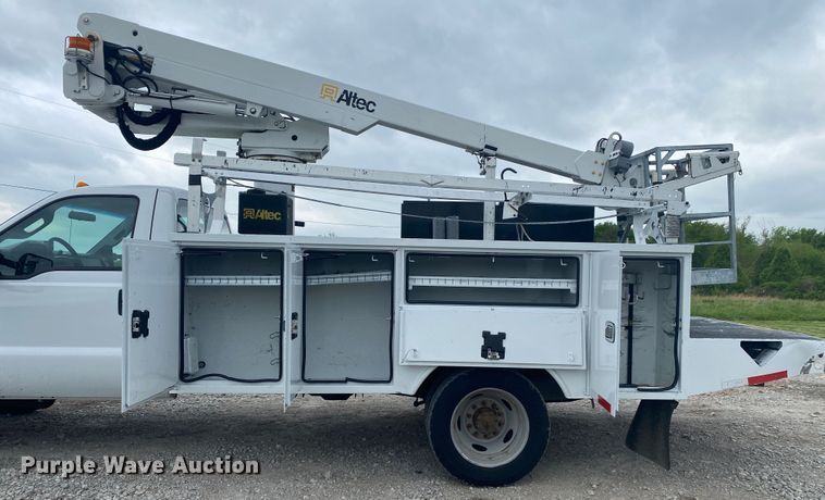 image for item JU9194 2016 Ford F550 Super Duty  bucket truck