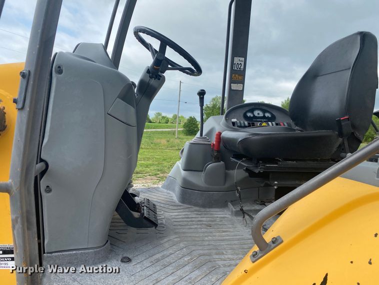 image for item JU9195 2007 Volvo BL60  backhoe