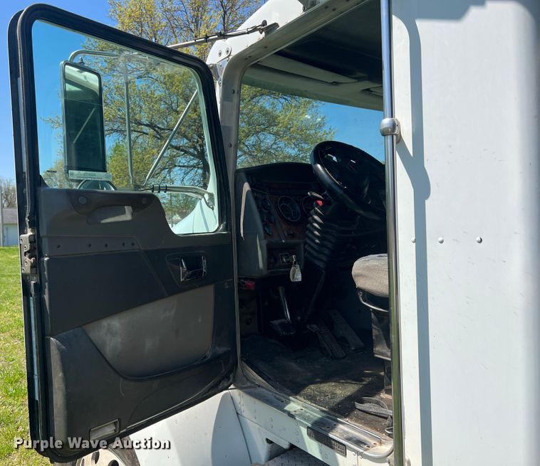 image for item KG9773 2007 Kenworth T300  dump truck