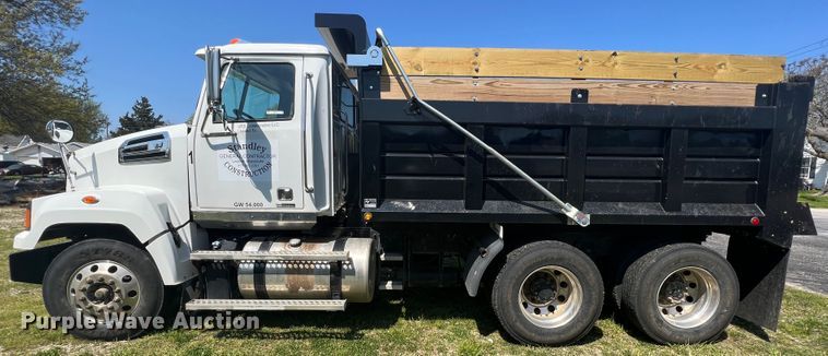 image for item KG9774 2014 Western Star 4700SF  dump truck