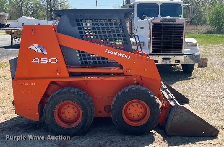 image for item KG9776 2004 Daewoo 450 Plus  skid steer loader