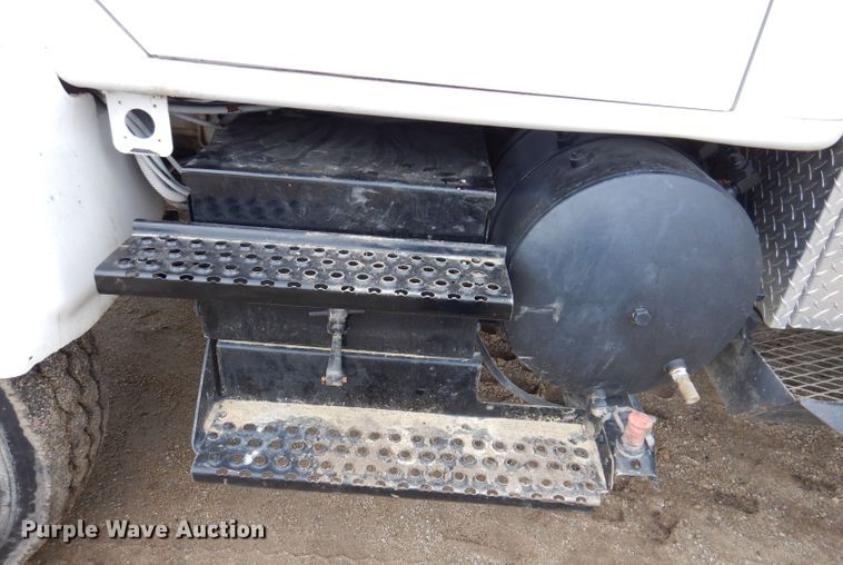 image for item KN9984 2000 International 4800  dump truck