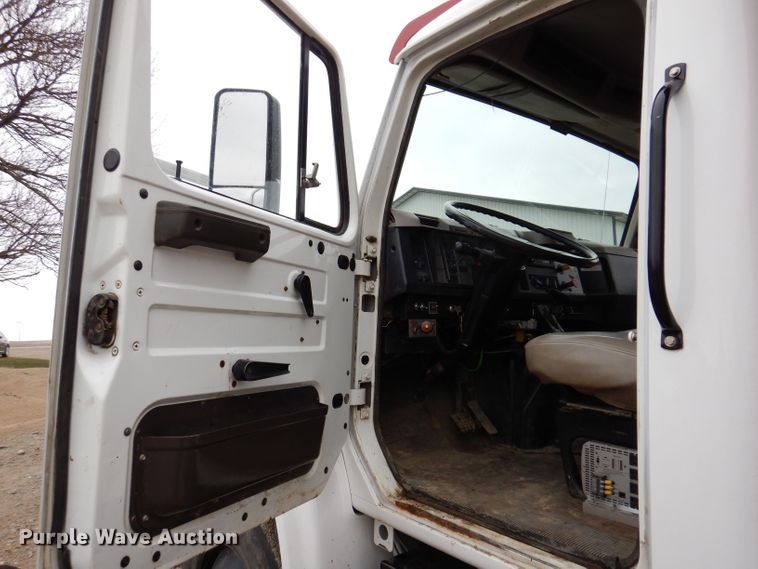 image for item KN9984 2000 International 4800  dump truck