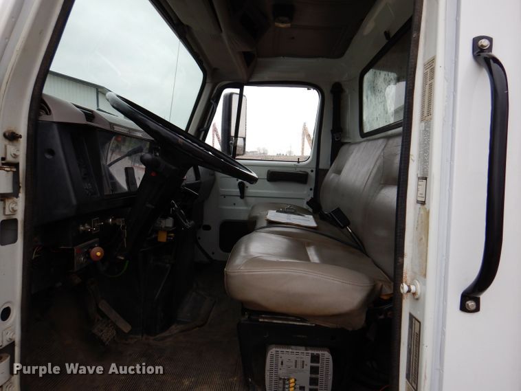 image for item KN9984 2000 International 4800  dump truck