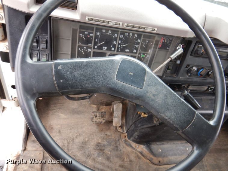 image for item KN9984 2000 International 4800  dump truck