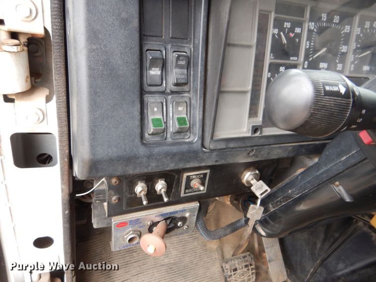 image for item KN9984 2000 International 4800  dump truck