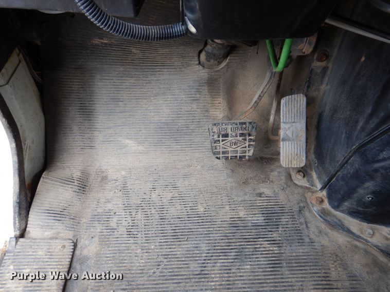 image for item KN9984 2000 International 4800  dump truck