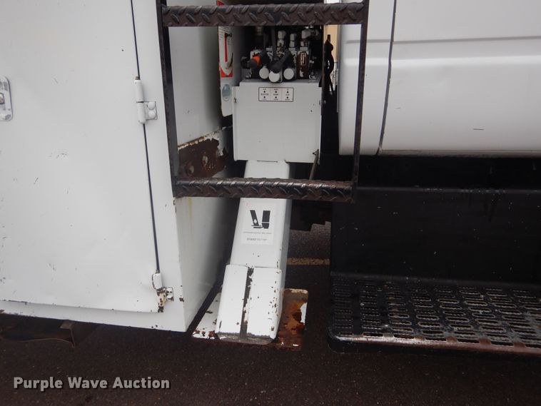 image for item KT9002 2002 GMC C7500  forestry bucket truck