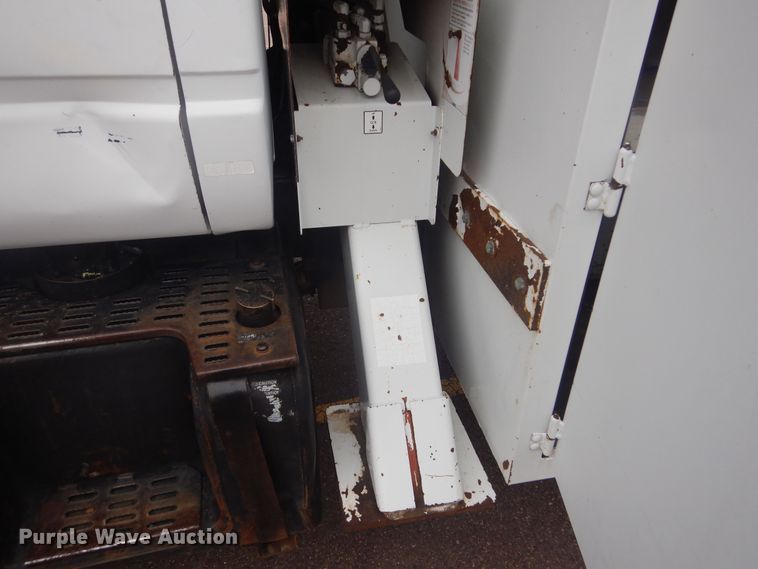 image for item KT9002 2002 GMC C7500  forestry bucket truck