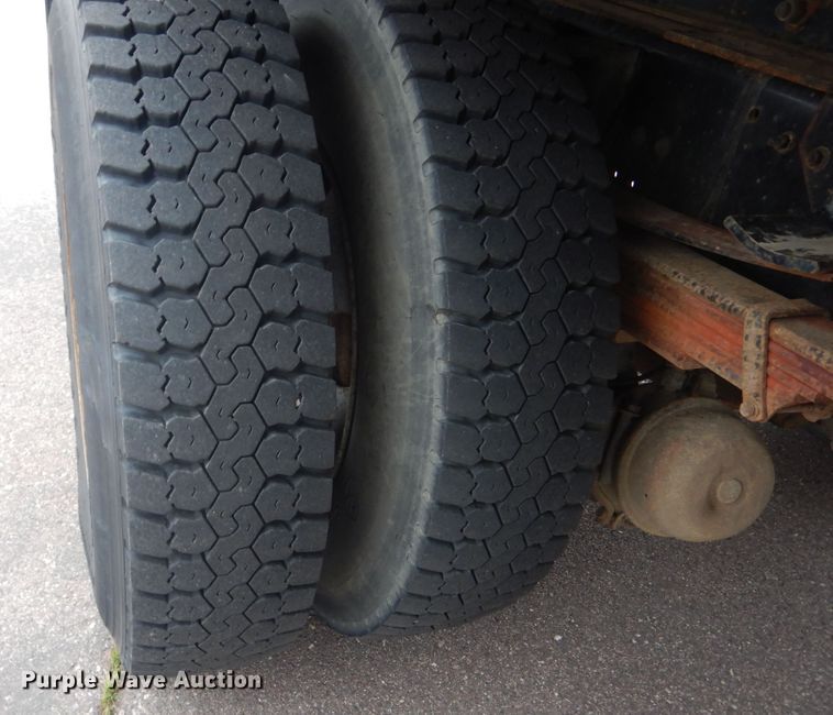 image for item KT9002 2002 GMC C7500  forestry bucket truck