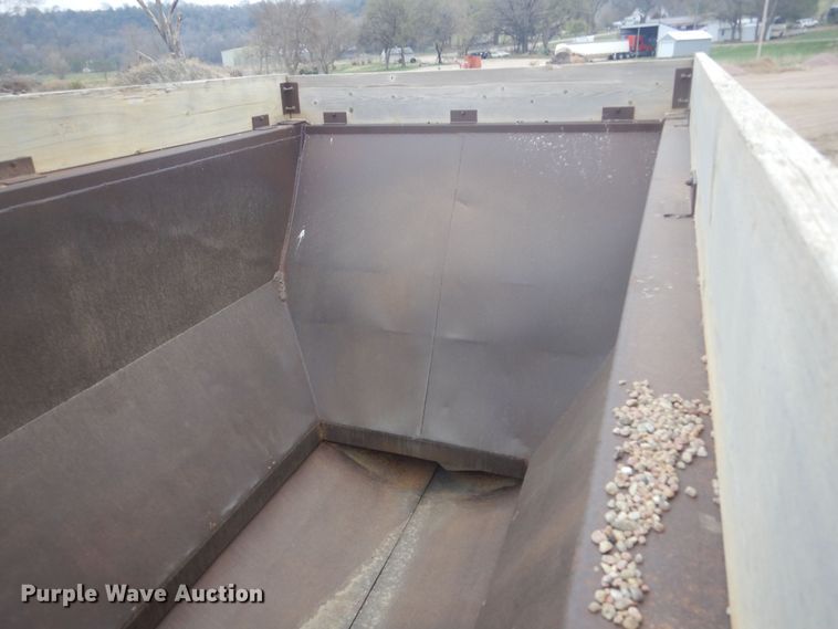 image for item KT9016 1984 Clement  bottom dump trailer