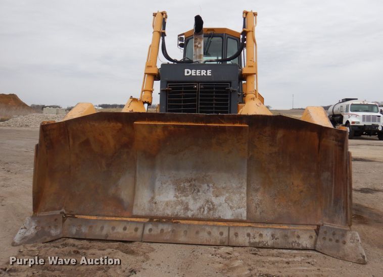 image for item MF9547 2002 John Deere 1050C  dozer