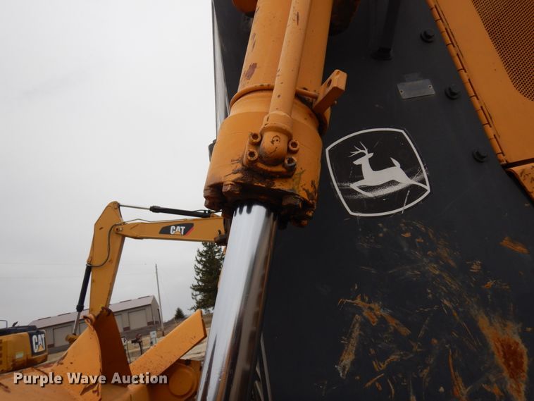 image for item MF9547 2002 John Deere 1050C  dozer