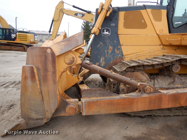 image for item MF9547 2002 John Deere 1050C  dozer