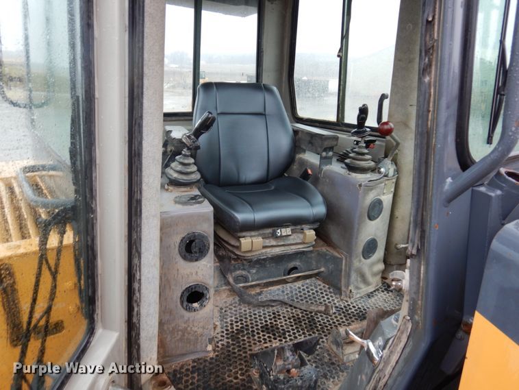 image for item MF9547 2002 John Deere 1050C  dozer