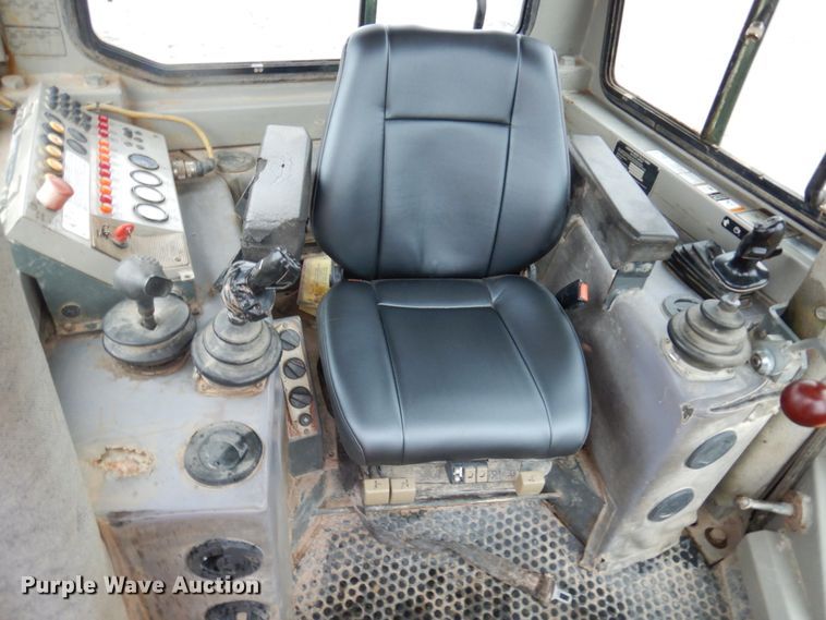 image for item MF9547 2002 John Deere 1050C  dozer