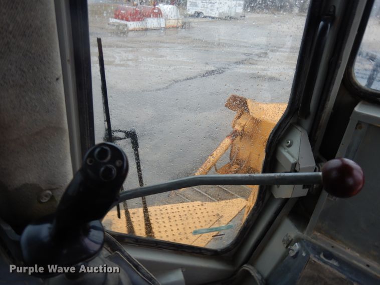 image for item MF9547 2002 John Deere 1050C  dozer