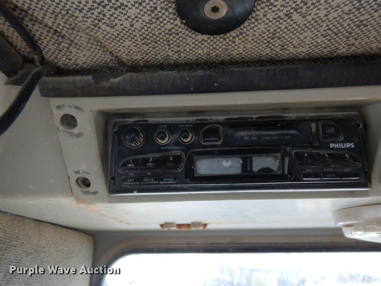 image for item MF9547 2002 John Deere 1050C  dozer