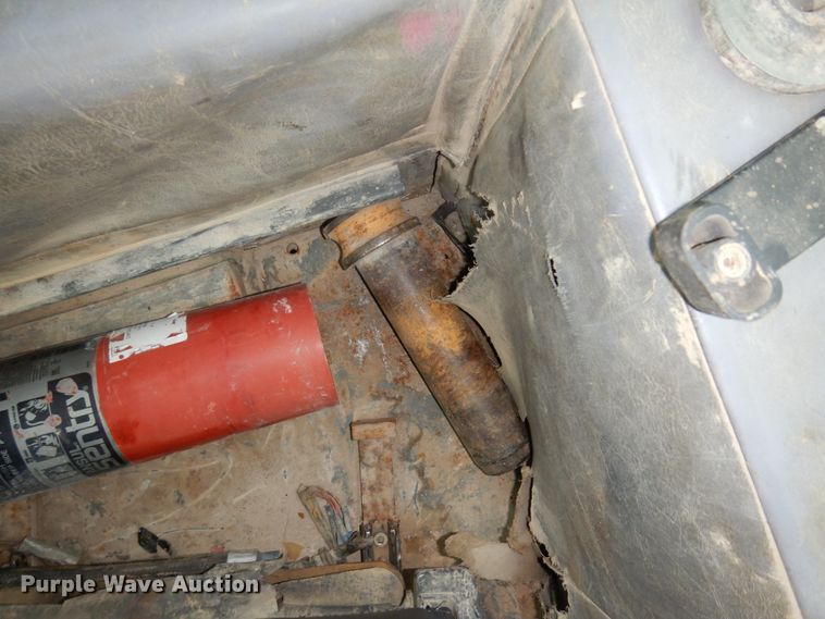 image for item MF9547 2002 John Deere 1050C  dozer