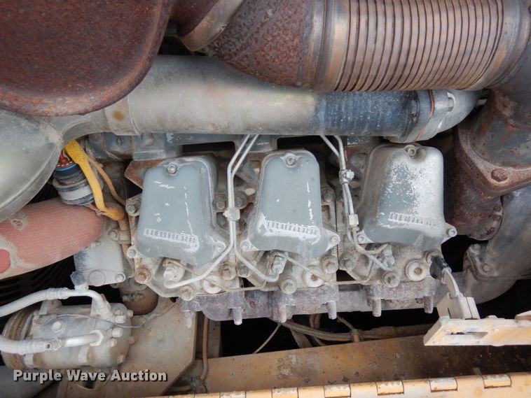 image for item MF9547 2002 John Deere 1050C  dozer