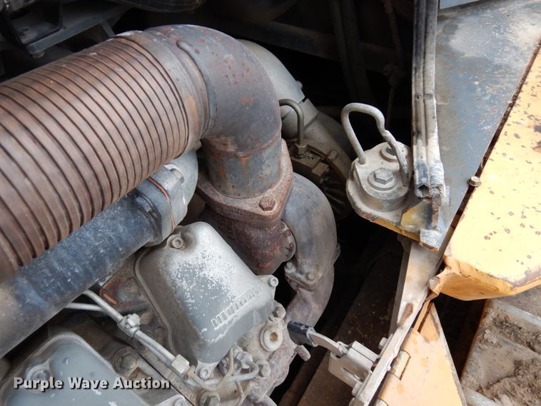 image for item MF9547 2002 John Deere 1050C  dozer