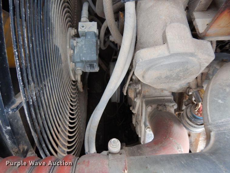 image for item MF9547 2002 John Deere 1050C  dozer