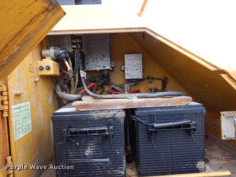 image for item MF9547 2002 John Deere 1050C  dozer