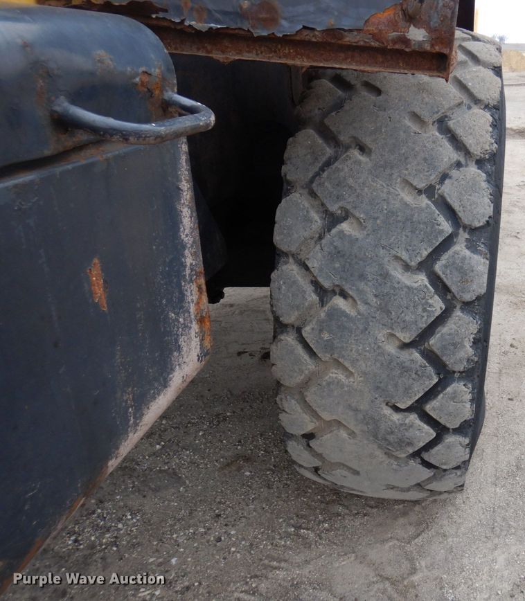 image for item MF9549 Komatsu WA250-6 wheel loader