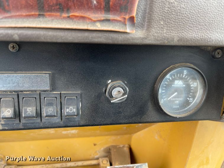 image for item MJ9670 1991 Fiat-Allis FL10E  track loader