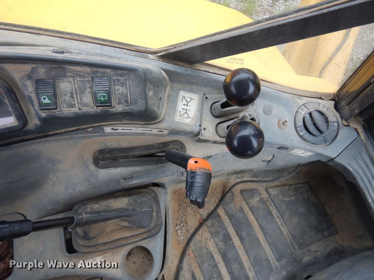 image for item DM5442 2004 New Holland LB75B  backhoe